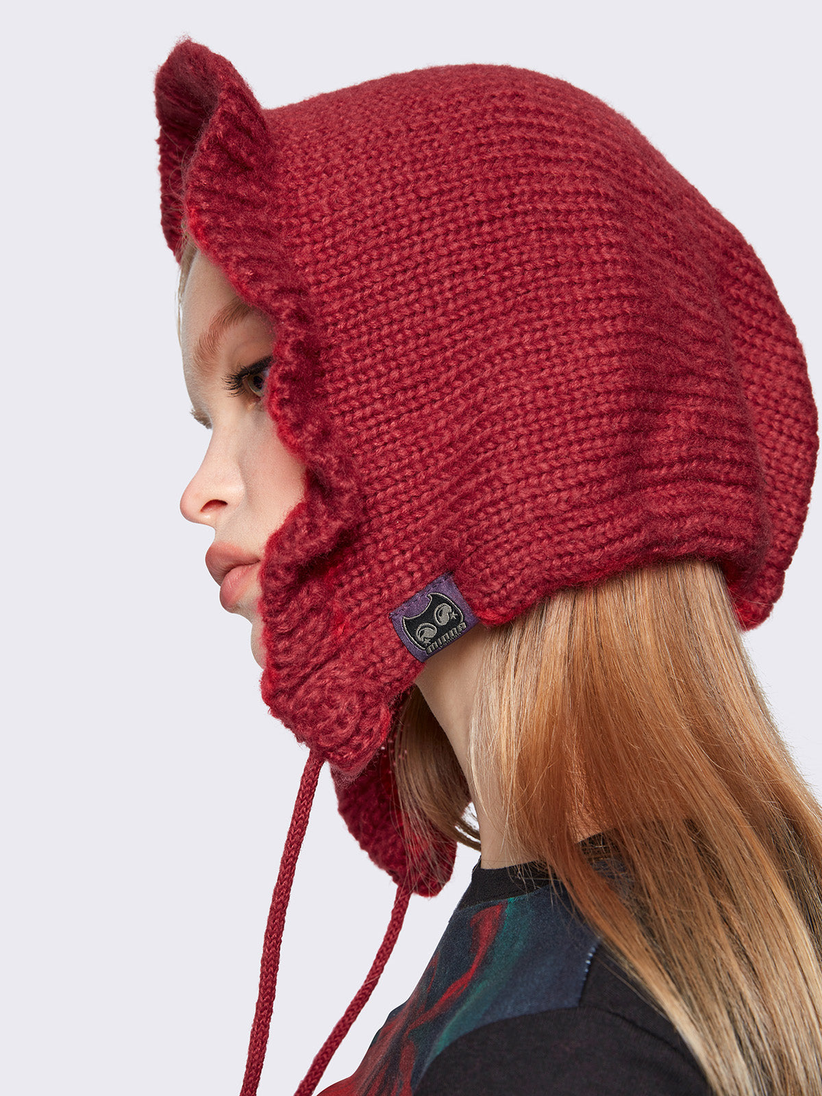 Knitted bonnet hat in red with frill trims